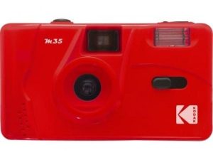 كاميرا فيلم Kodak M35 35 مم (Flame Scarlet) - خالية من التركيز ، قابلة لإعادة الاستخدام ، فلاش مدمج ، سهلة الاستخدام