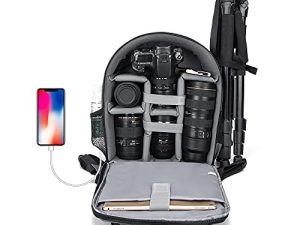 حقيبة ظهر كاميرا CADeN لكاميرا DSLR / SLR غير المزودة بمرآة مقاومة للماء مع حجرة كمبيوتر محمول مقاس 14 بوصة ومنفذ شحن USB وحامل ثلاثي القوائم وغطاء للمطر وحافظة كاميرا متوافقة مع Sony Canon Nikon Black S