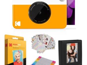 مجموعة هدايا Kodak Printomatic Instant Camera (أصفر) + ورق Zink (20 ورقة) + حافظة فاخرة + 7 مجموعات ملصقات ممتعة + علامات ثنائية الطرف + ألبوم صور.