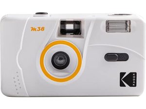 كاميرا فيلم Kodak M38 35mm - خالية من التركيز ، فلاش مدمج قوي ، سهل الاستخدام (أبيض غيوم)