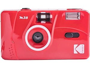 كاميرا فيلم Kodak M38 35 مم - خالية من التركيز ، فلاش مدمج قوي ، سهل الاستخدام (لهب القرمزي)